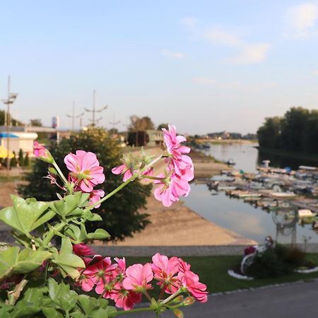 Apartments Marina Apatin Buitenkant foto